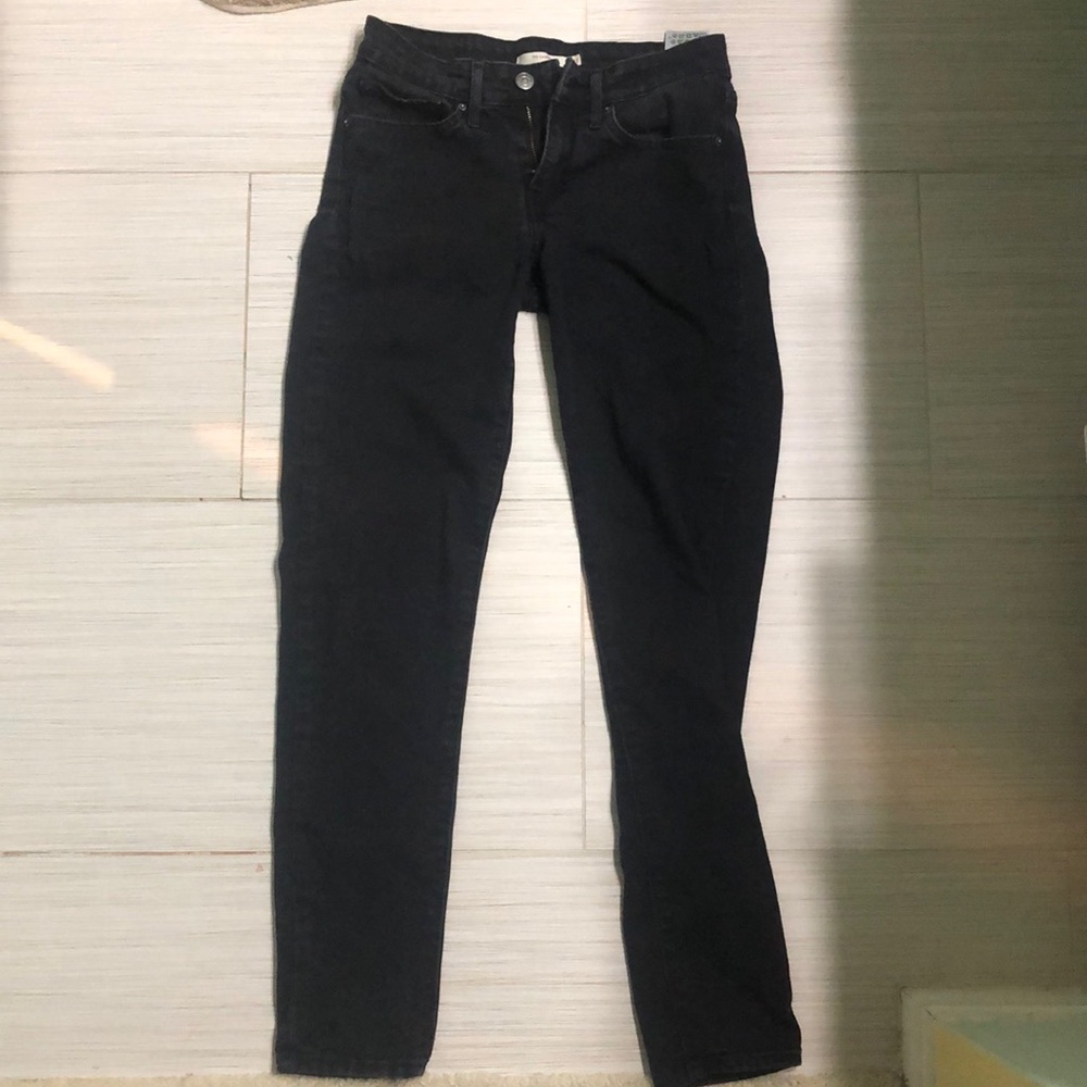 black skinny Levi Jeans!!